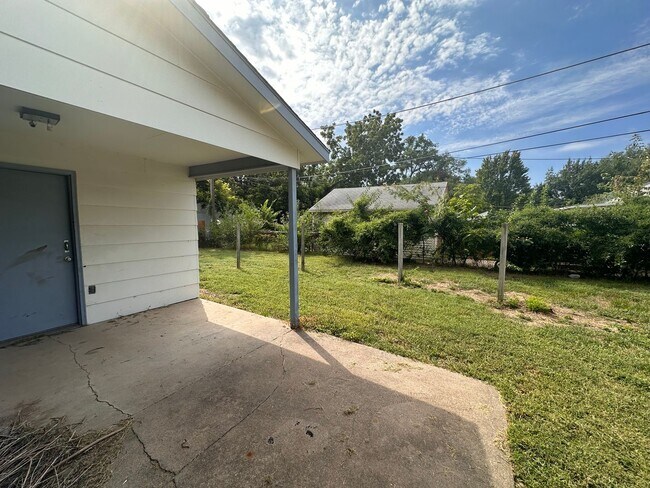 Building Photo - $795 - 2 bed 1 bath - Small and cozy singl...