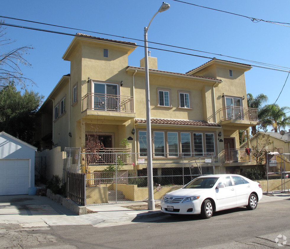 Primary Photo - Fernglen Townhomes