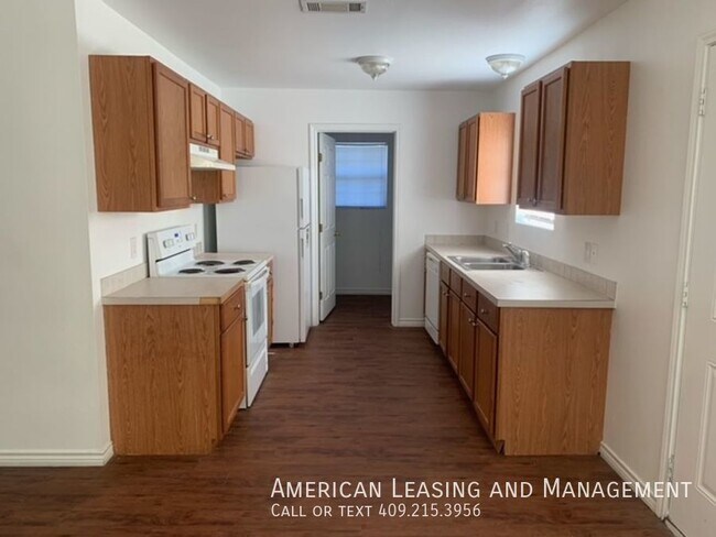 Building Photo - 3-Bedroom 2-Bath Brick Home Ready for Leas...