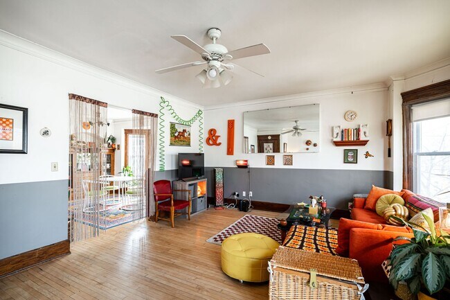 Foto del edificio - Bright and Sunny 3 Bedroom Upper