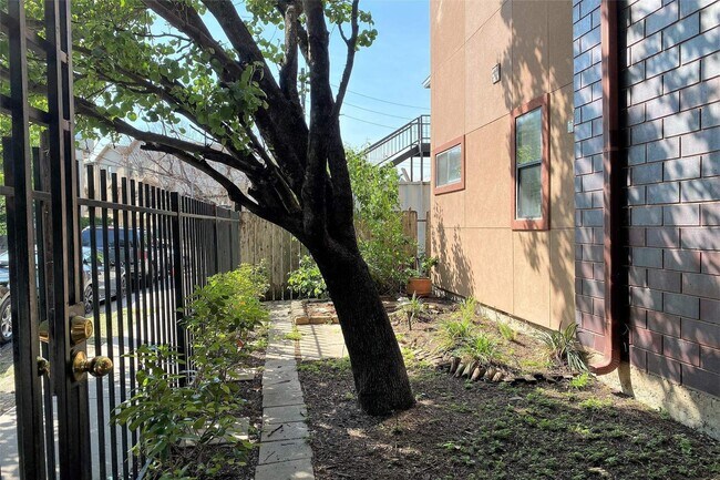 Foto del edificio - 411 Rosalie St