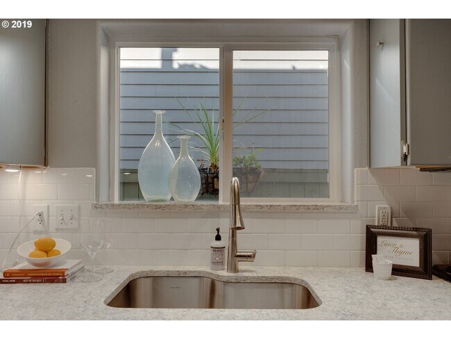 Building Photo - Modern & Move In Ready