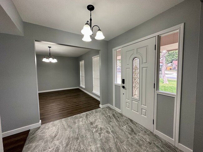 Building Photo - Beautiful Newly Renovated 4 Bedroom Home f...