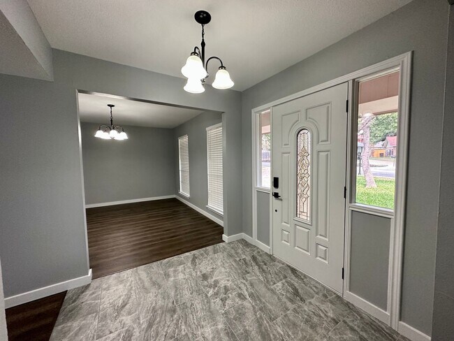 Foto del edificio - Beautiful Newly Renovated 4 Bedroom Home f...