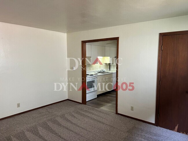 Foto del edificio - 1 Bedroom, 1 Bathroom Garden Level Apartme...