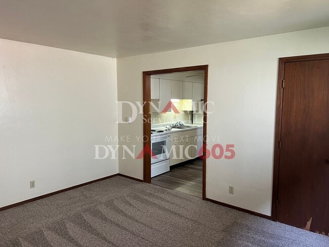 Building Photo - 1 Bedroom, 1 Bathroom Garden Level Apartme...
