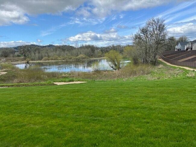 Foto del edificio - 3 Bedroom / 2.5 Bath Home McMinnville