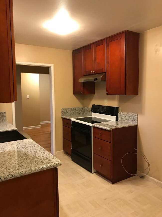 Building Photo - Charming 3 bedroom 1 bath home