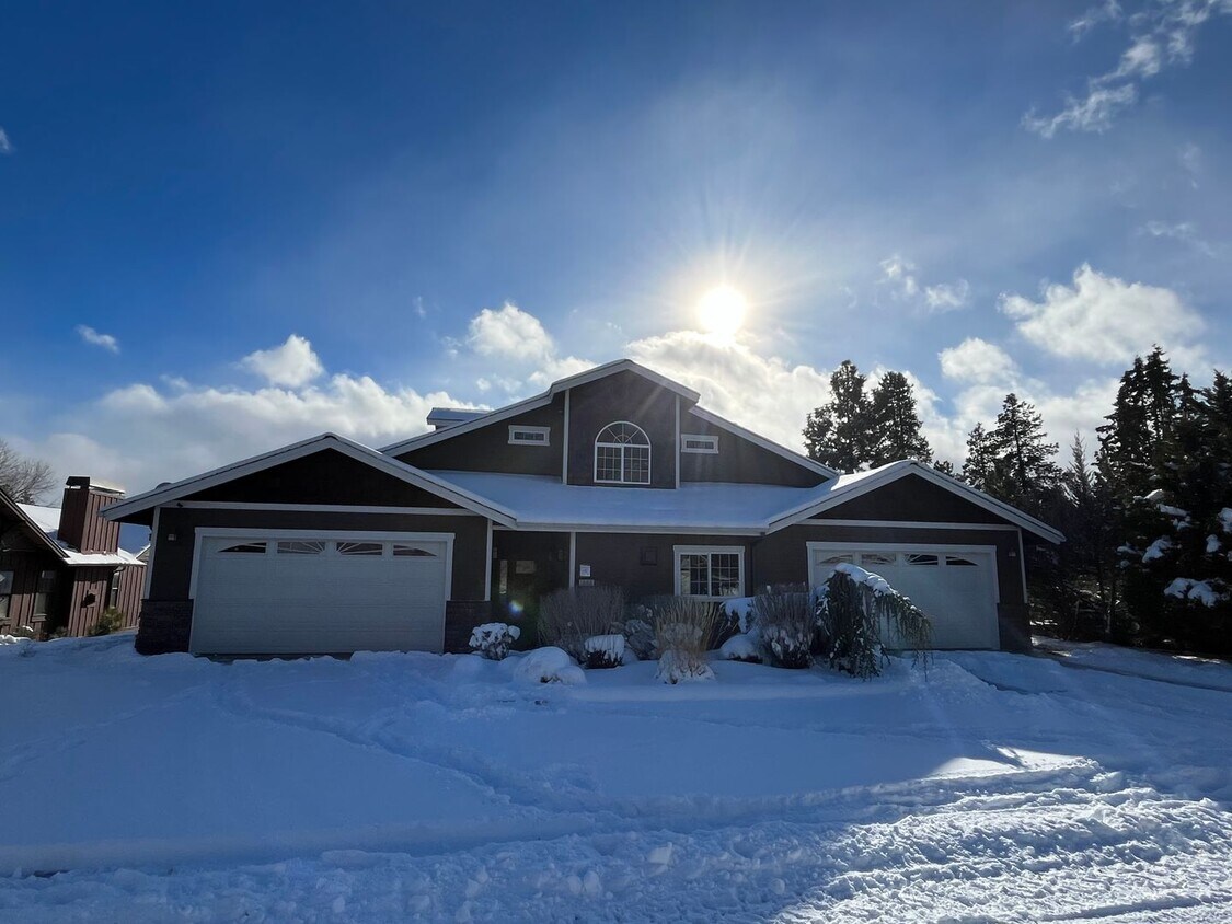 Foto principal - Spacious 3 Bed/3.5 Bath Home with Two Prim...
