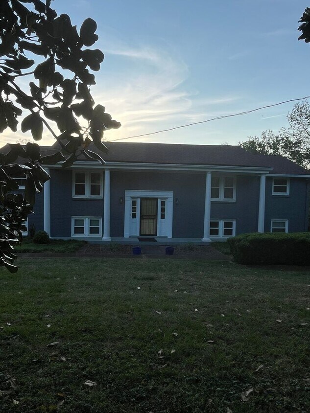 Foto del edificio - Multi-Generation West Meade Home