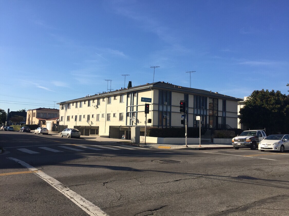 Building Photo - 871 S Wilton Pl
