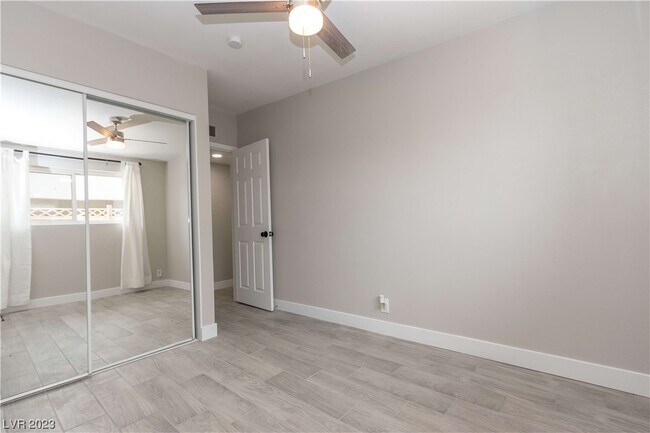 Foto del edificio - 4733 E Harmon Ave