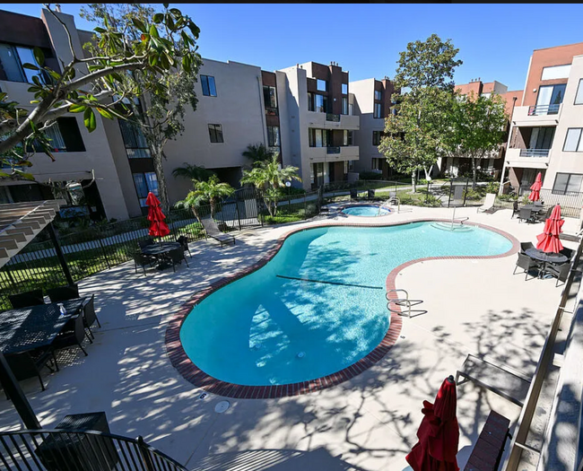 piscina y spa - 7826 Topanga Canyon Blvd