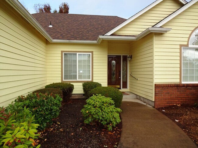 Foto del edificio - Charming 3 Bed, 2 Bath Home in Satna Clara