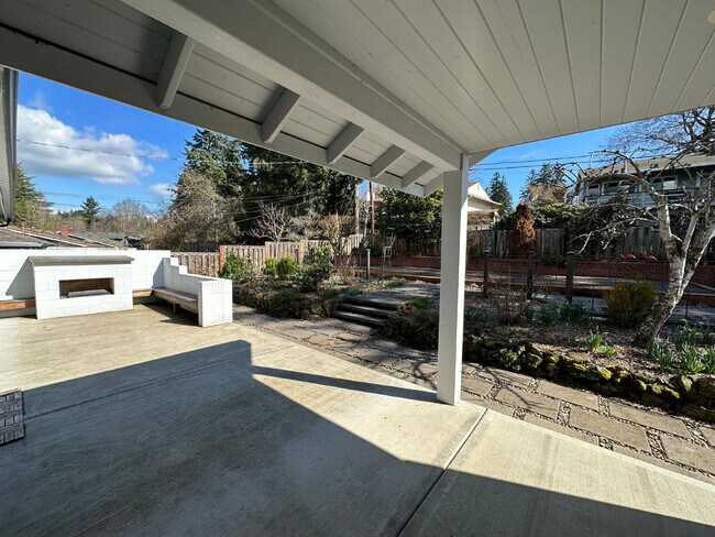 Building Photo - Beautiful Home in Cedar Hills/Commonwealth...