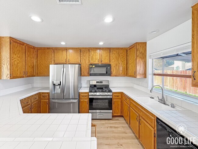 Foto del edificio - Bright Modern Home in Twin Oaks Golf Course