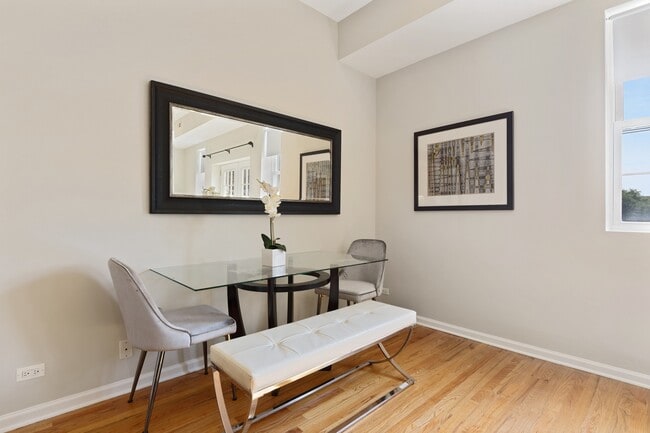Foto del edificio - 3225 W Fullerton Ave