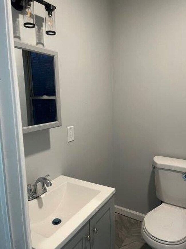 Building Photo - Stunning Renovated 3 Bedroom home, great l...