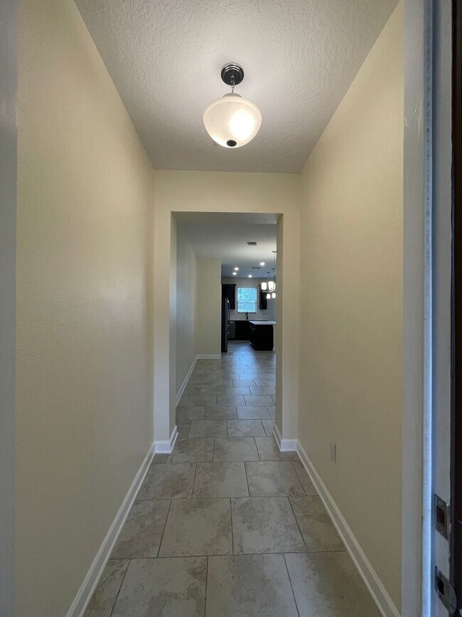 Foto del edificio - Beautiful 4 Bedroom Townhome in Davenport!