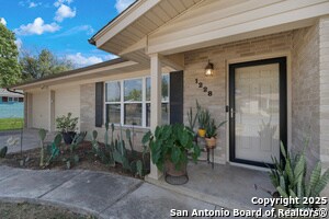 Building Photo - 1228 Rivercrest Dr