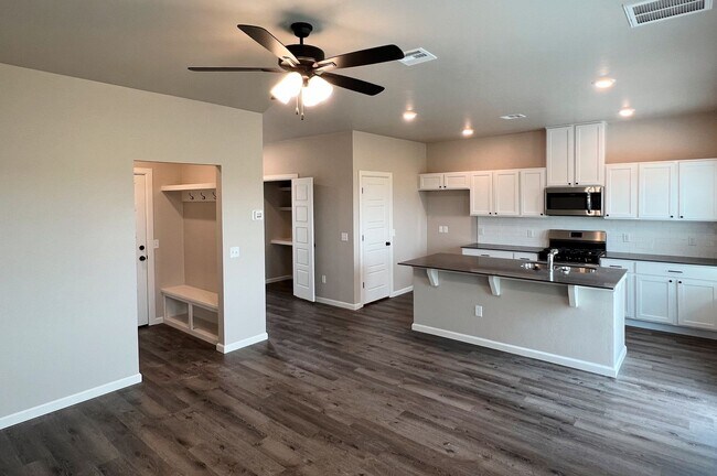 Building Photo - EXTRA SPECIAL OFFER! Move-In-Ready 3-Bedroom.