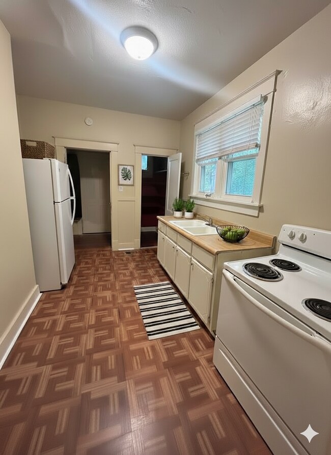 Building Photo - 1378 S Pkwy E