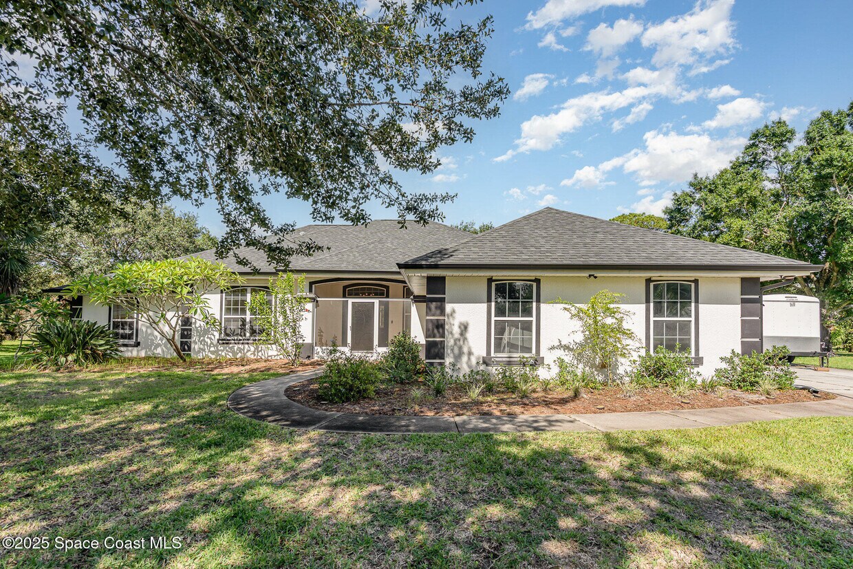 Foto principal - 2415 Grassmere Dr