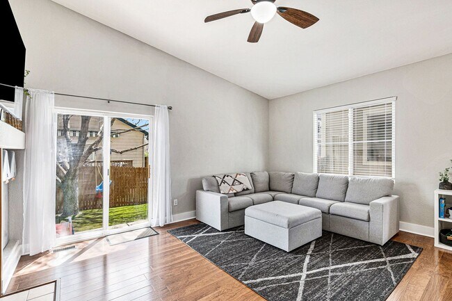 Foto del edificio - Big Ranch Style home with Basement, Turf Y...