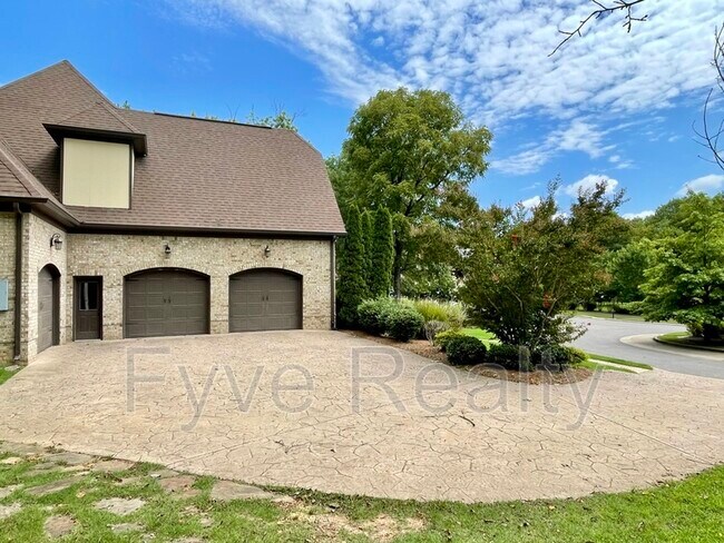 Building Photo - 2001 Lynnhaven Ct