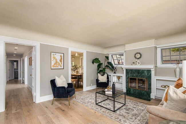 Foto del edificio - Updated 3BD/2BA Menlo Park Home with French Oak Floors + Bonus Room