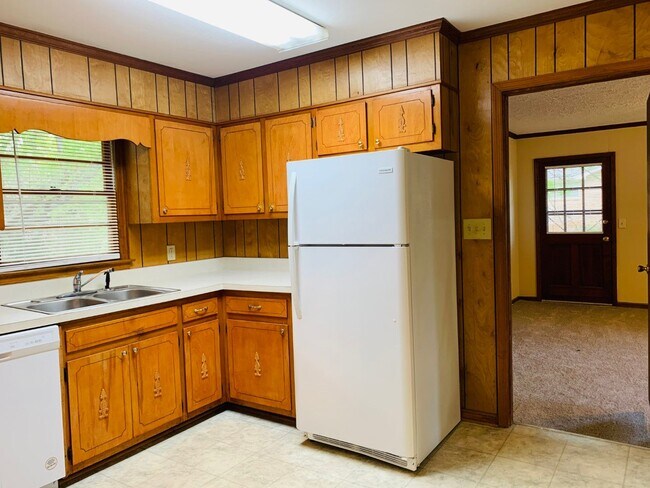 Foto del edificio - Wow, great location, newly renovated, 4 beds/2 bath, private fenced yard, sun room/office, must see!