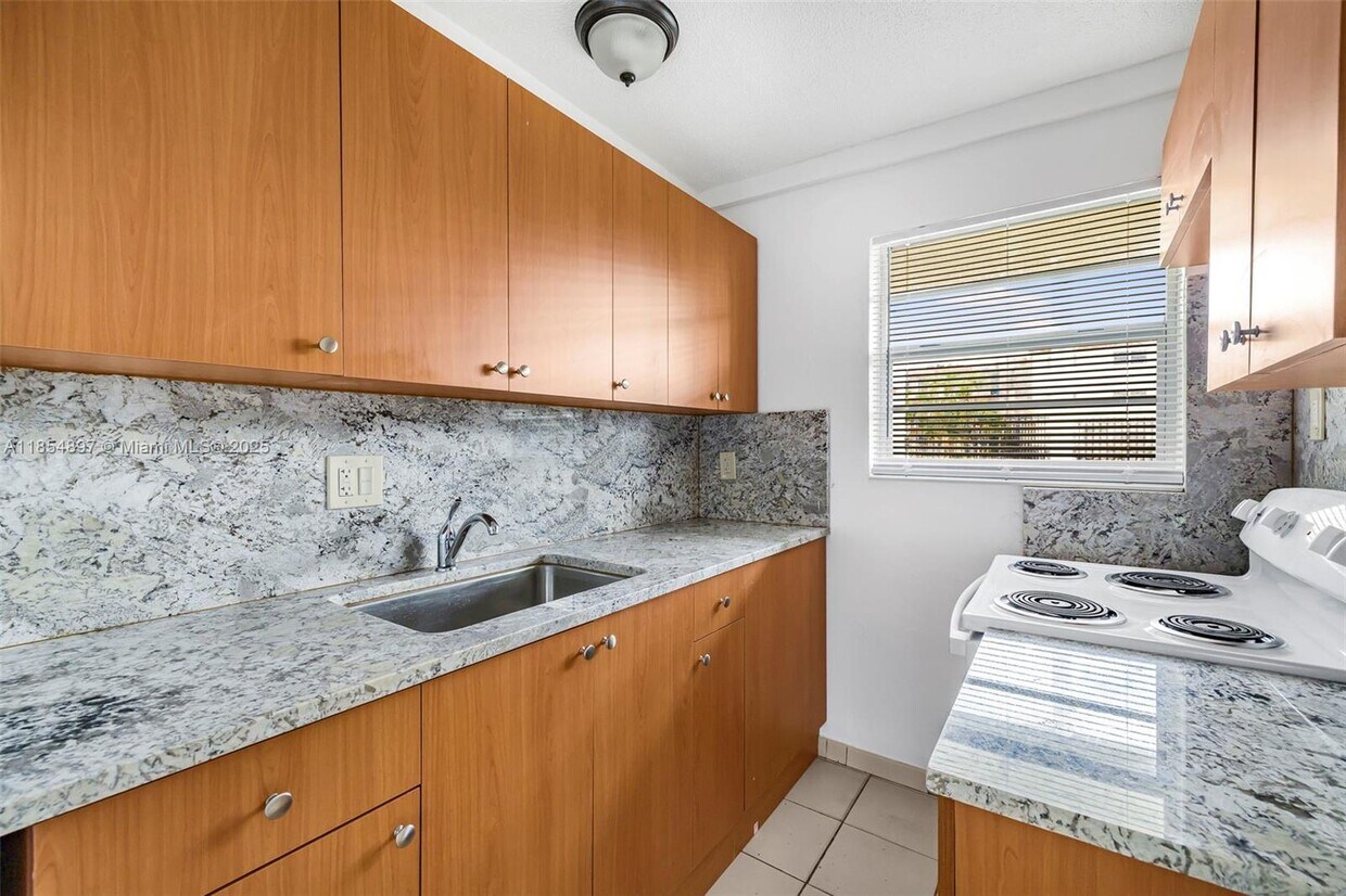 Foto principal - 6270 W Flagler St