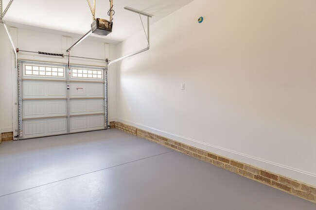 Foto del edificio - Brand new Luxurious 3 bedroom 3 bath + LOFT townhouse in Stone Gate community High Point. Master ...