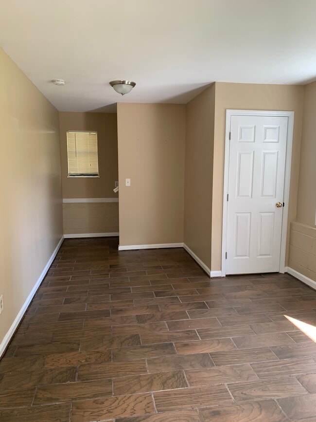 Building Photo - 2203 Golf Course Rd