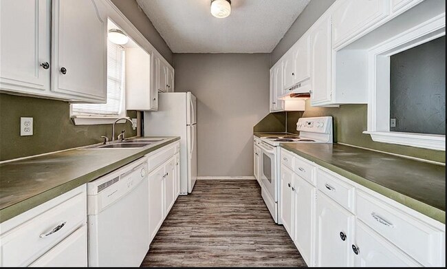 The kitchen will come with a refrigerator, oven/stove, microwave and dishwasher - 11317 N May Ave