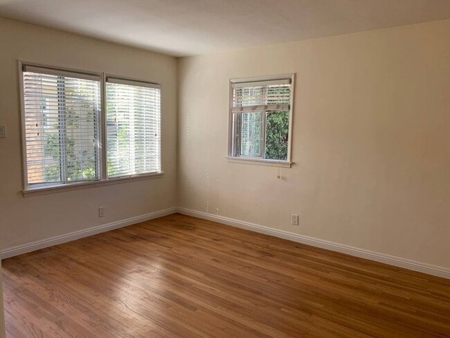 Building Photo - 3110 W Riverside Dr