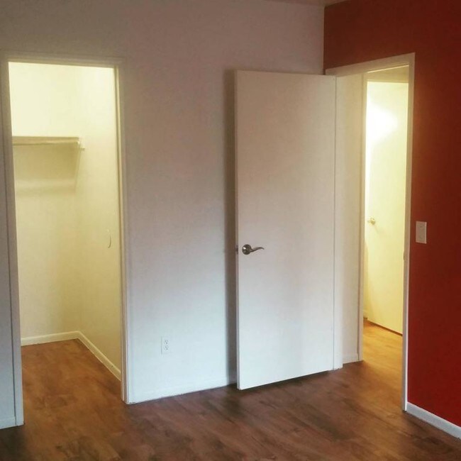 Building Photo - 3135 N Mountain Ave #1112