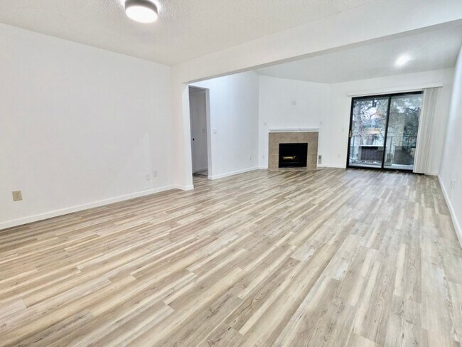 Foto del edificio - Stunning 2 Bedroom Condo with Fireplace, Modern Upgrades and Air Conditioning!