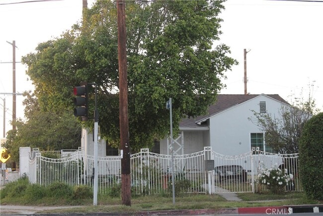 Foto del edificio - 13163 Branford St