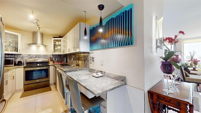Building Photo - 3625 N Country Club Dr