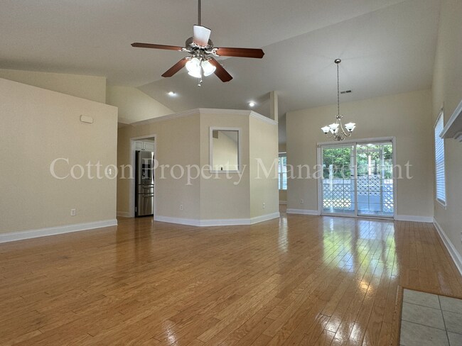 Building Photo - Spacious 4-BD/3-BA Home with fully fenced ...