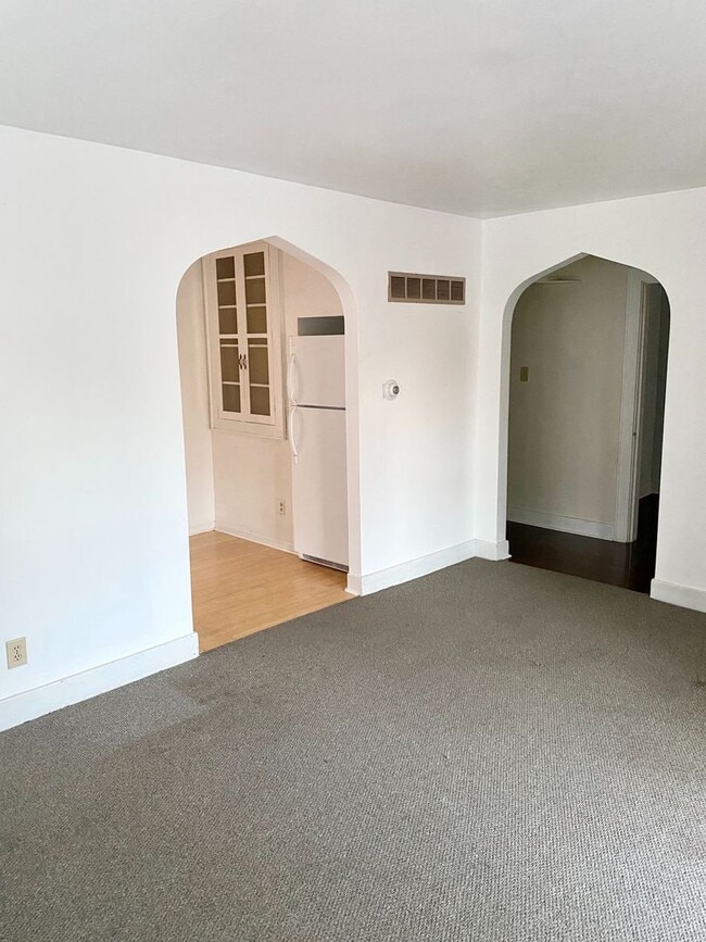 Building Photo - 1 bedroom home w/ fenced in yard