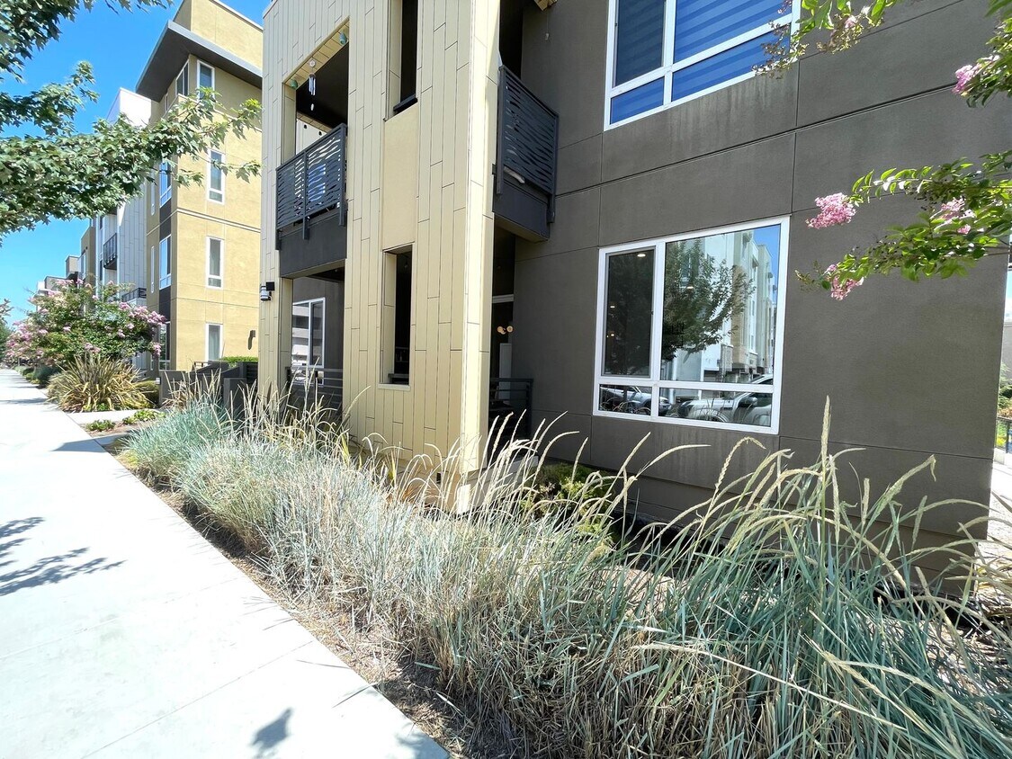 Foto principal - Beautiful Custom 3 Bedroom 2 Bath in Metro...