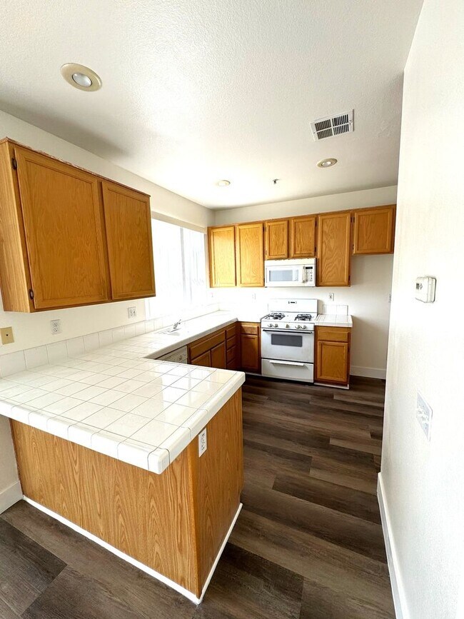 Building Photo - Beautiful 3 Bedrooms, 2.5 Baths Single Family Home with Golf Course Views For Lease