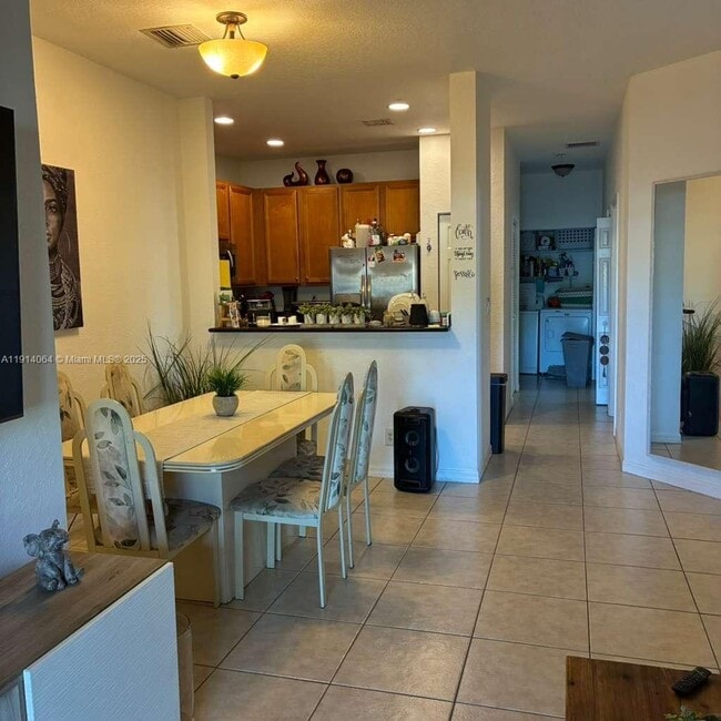 Building Photo - 9133 Pershore Pl