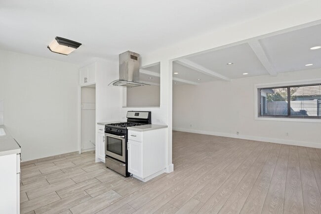 Foto del edificio - 2048 Garden Ln