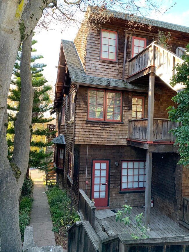 Charming 1 bedroom, open kitchen and outdoor deck - 2353 Prospect St
