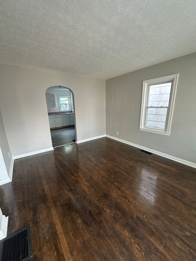 Building Photo - Cute 2 bedroom House with garage, large ba...