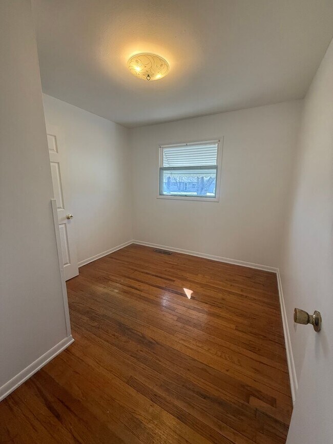 Foto del edificio - 3 Bed 1 Bath with Bonus Room Coming Soon!