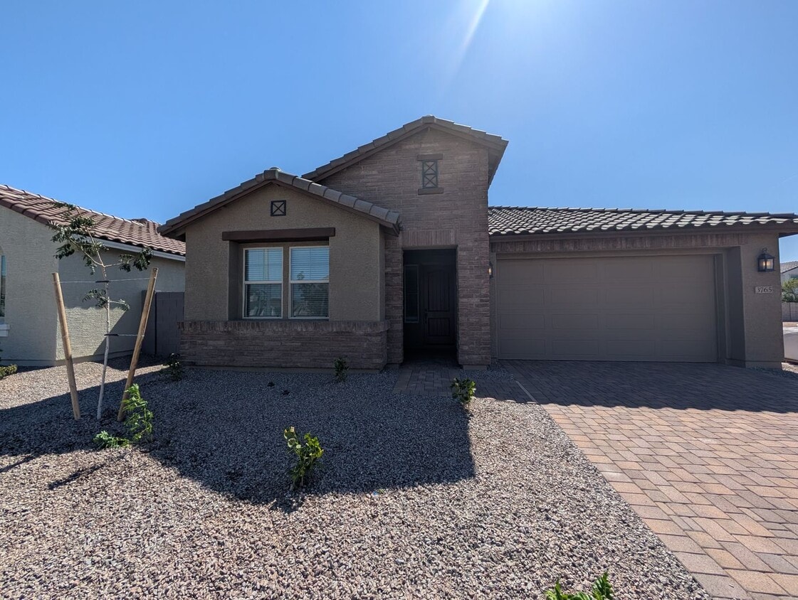 Foto principal - 4 Bedroom 3 Bathroom Parkside Los Cielos Home